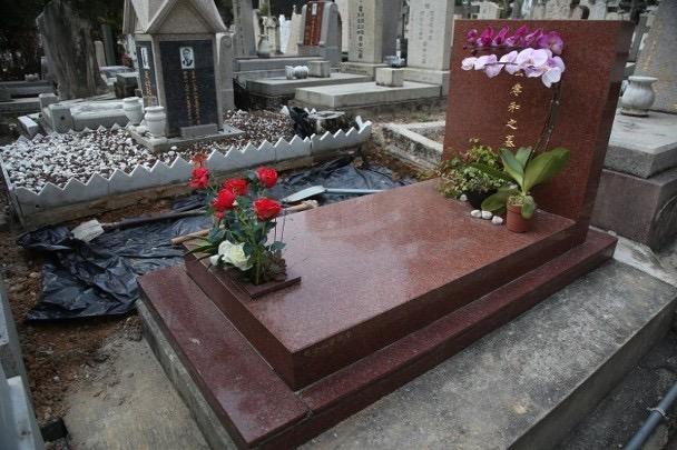 利孝和夫人低调出殡,葬于老公墓位旁边,外孙手捧遗像神情哀伤