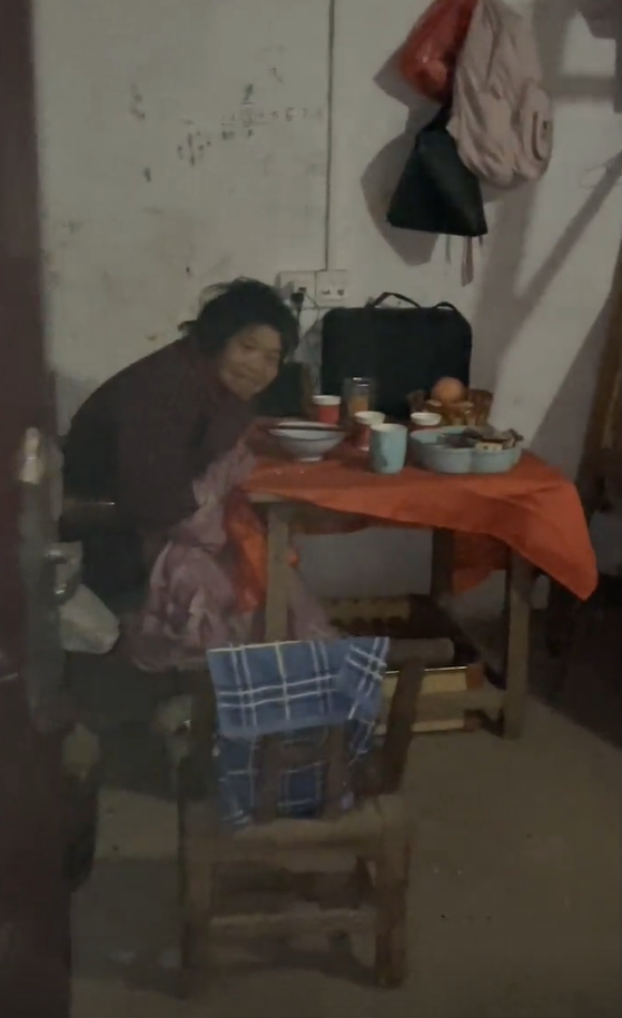 湖南女孩被誉为抖音“余华”，文笔细腻回忆童年，外婆是唯一女主