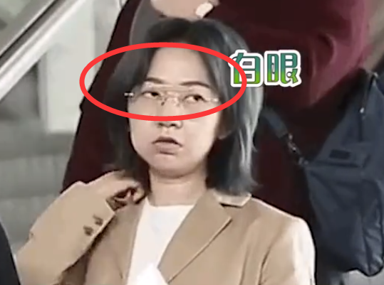 王一博曾被前经纪人黑脸翻白眼，签字现场3次回头问话被无视