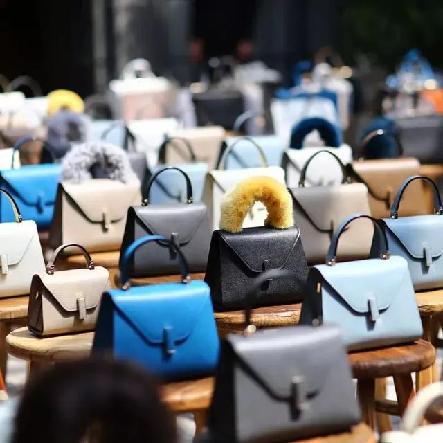 贵妇圈原来是这样的？没有一百多万的包都不配合影