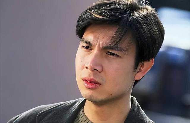 知名港星满头白发出镜！自觉年龄大不愿染发，出轨港姐事业尽毁