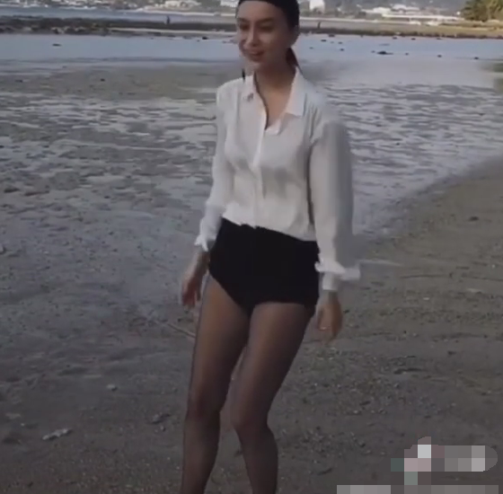 都说穿“黑丝袜”显腿细，看到baby上身效果，一般人真模仿不来