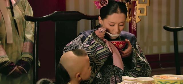 同样是嫁给果郡王，静娴与浣碧的嫁衣？差距太明显，妾终究是妾