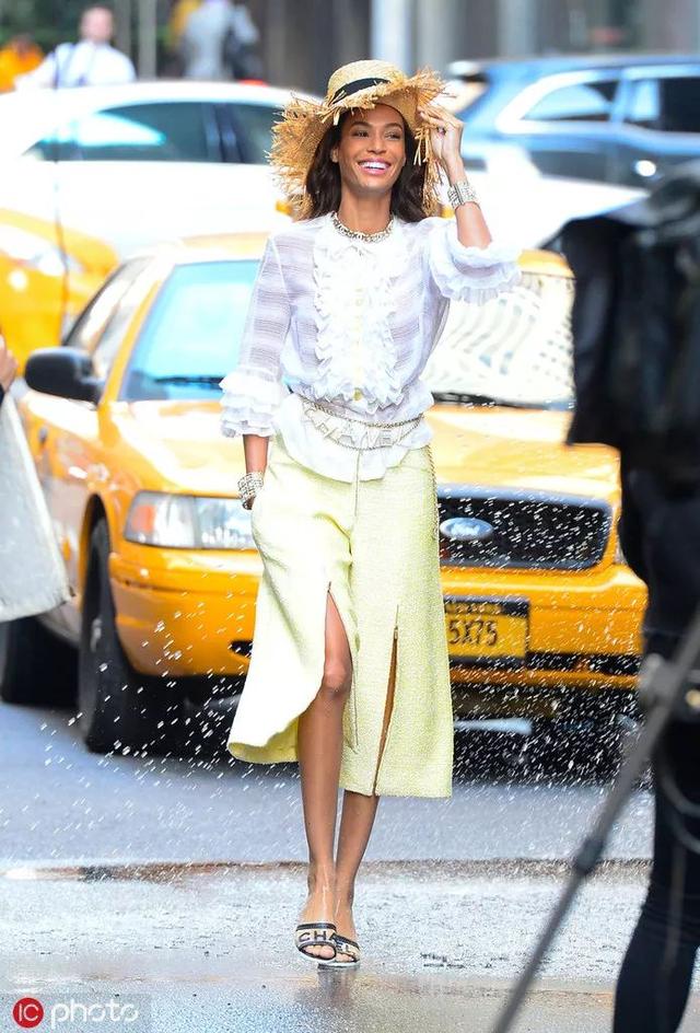 拖鞋要带点跟才好看