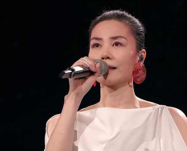 春晚众星怼脸状态：王菲大粗眉抢镜，宋佳腮红过重，关晓彤肿了