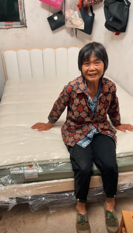 湖南女孩被誉为抖音“余华”，文笔细腻回忆童年，外婆是唯一女主