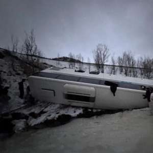 必死(挪威一大巴坠湖有人遇难 亲历中国游客：“当时有一种必死的感觉”)