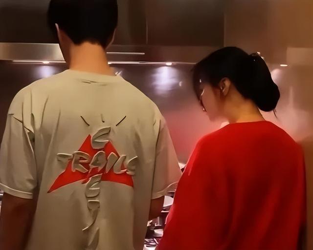 43岁范冰冰和弟弟豪宅做饭，范丞丞亲自下厨，姐弟之间的感情真好