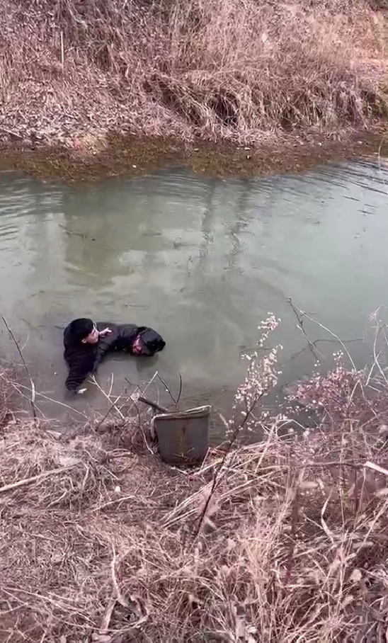 休假“兵哥哥”寒冬跳河救人最新消息：记三等功一次