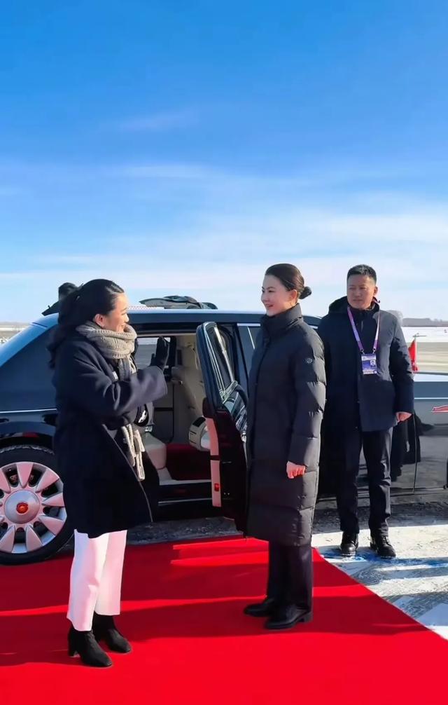 最美女保镖没绷住笑了！泰总理临行前特意招呼严月霞，果然不一般