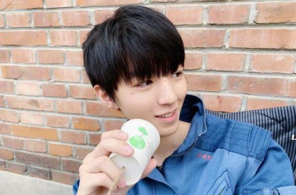 王俊凯清晨晒微博自拍，脸上的划痕引发热议，得知真相粉丝心疼