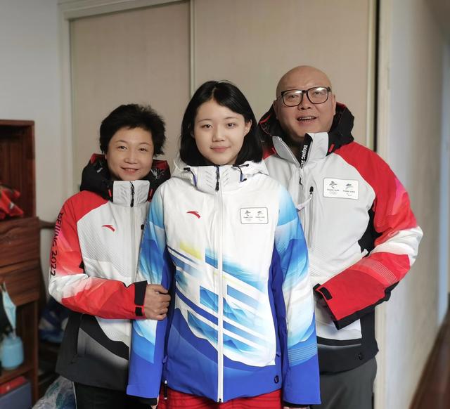 冬奥志愿者张颜：三次报名终入选，和“双奥”父母备战赛场服务