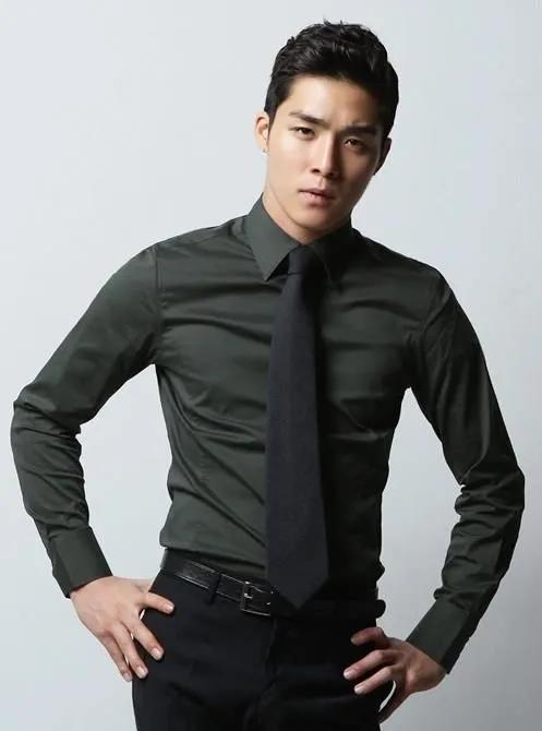 他出身单亲家庭，因《欧若拉公主》走红，却也因丑闻险被冷藏。