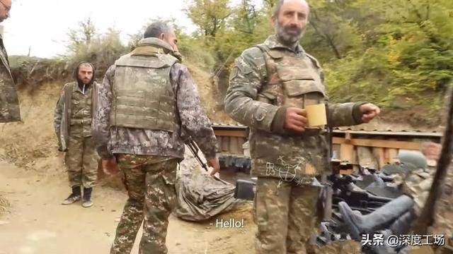 亚美尼亚战场恐怖一幕，大量士兵横尸野外：大群野猪啃食士兵遗骸