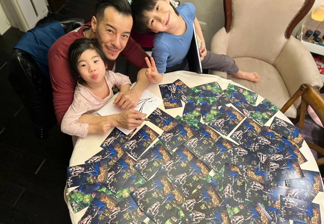 海一天夫妇同游故宫大秀恩爱!老婆穿紧身背心,白皙丰腴美腿瞩目