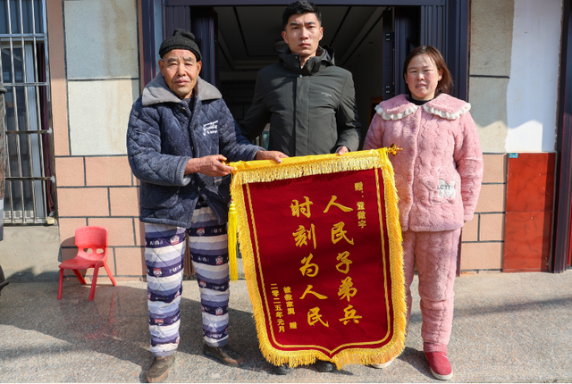 休假“兵哥哥”寒冬跳河救人最新消息：记三等功一次