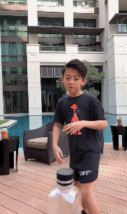 谢霆锋张柏芝9岁小儿子近照：笑容似老爸，留着谢霆锋同款刘海