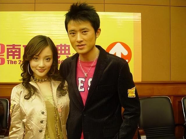 女星李小璐的出轨行为极其恶劣，跟自己干弟弟偷情，夜夜笙歌！