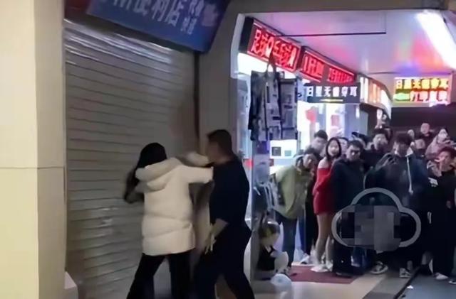 后续 丈夫手撕卷闸门捉奸 男女主都被扒了个底朝天