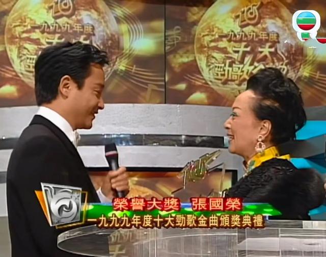 利孝和夫人低调出殡,葬于老公墓位旁边,外孙手捧遗像神情哀伤