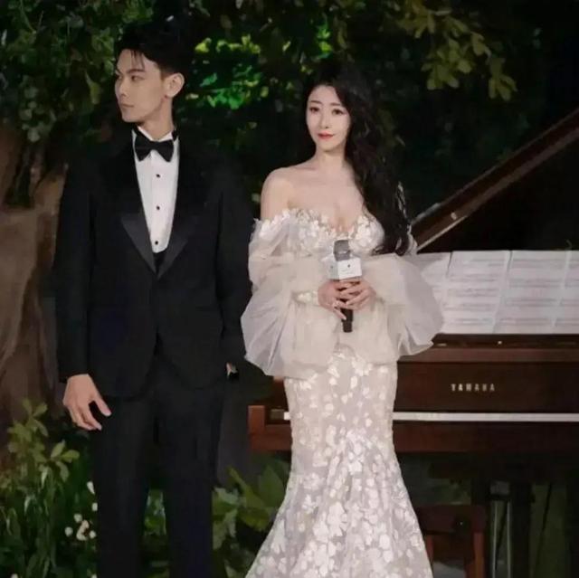 娱乐圈：陈紫函携夫亮相，低胸纱裙秀火辣身材，胸部大半裸露在外