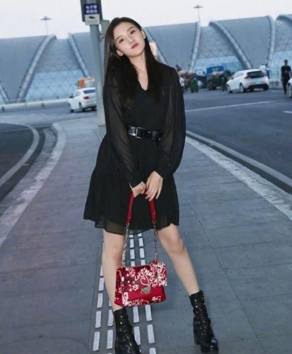 她夺走了刘昊然的荧幕初婚,当穿上黑纱裙后,是“羽然”没错了