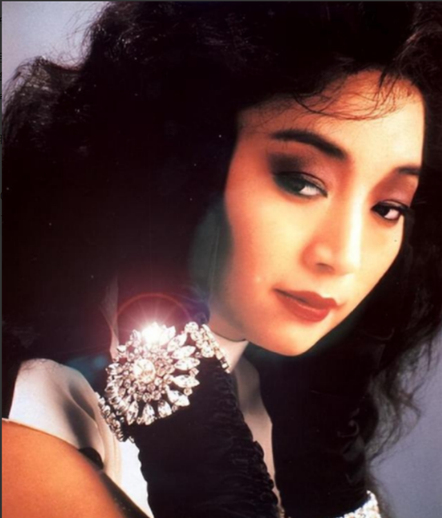 她宁愿离婚也不愿意把国籍换成美国，春晚破例第一人，74岁仍单身