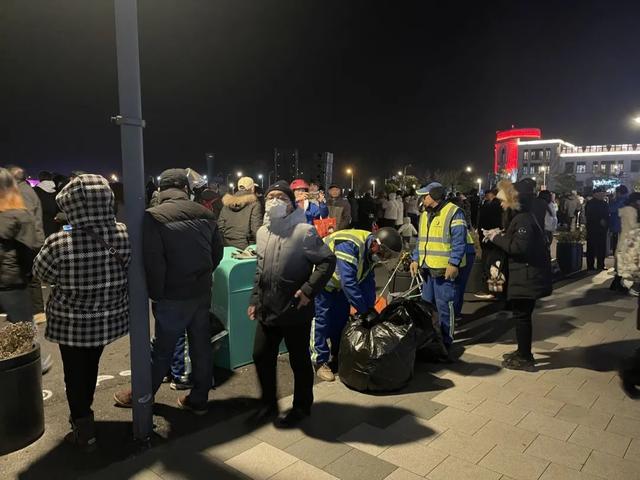 跨年烟花下,那些守护者们的“微光”同样“闪耀”