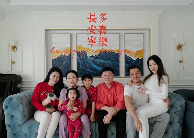 海一天夫妇同游故宫大秀恩爱!老婆穿紧身背心,白皙丰腴美腿瞩目