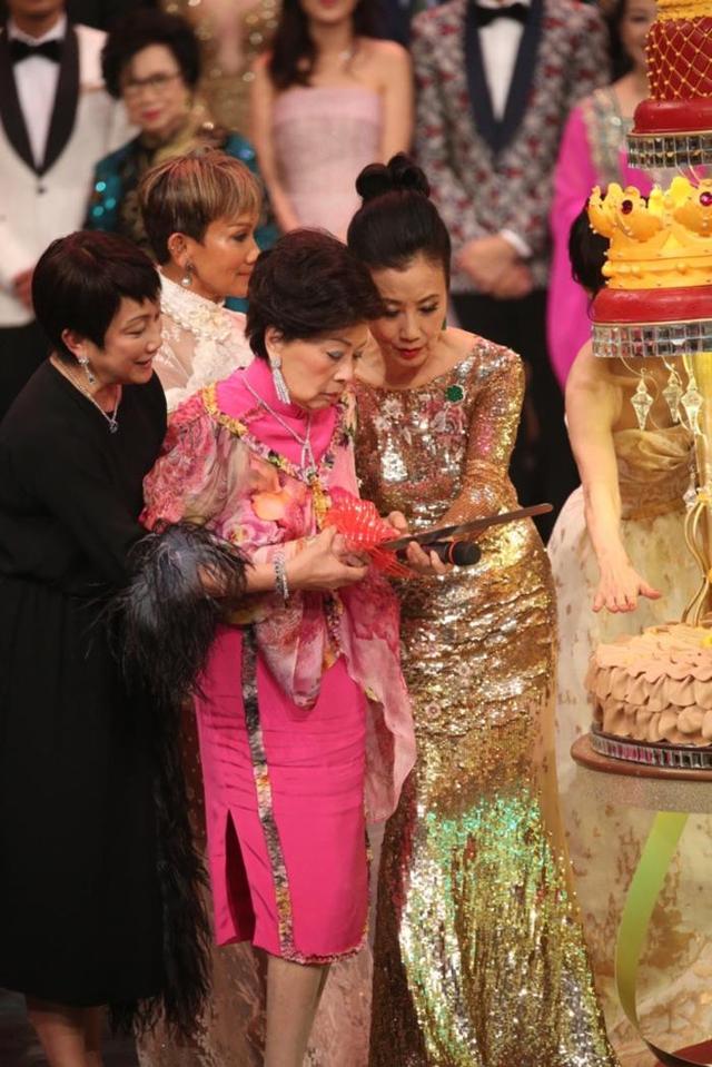 利孝和夫人低调出殡,葬于老公墓位旁边,外孙手捧遗像神情哀伤