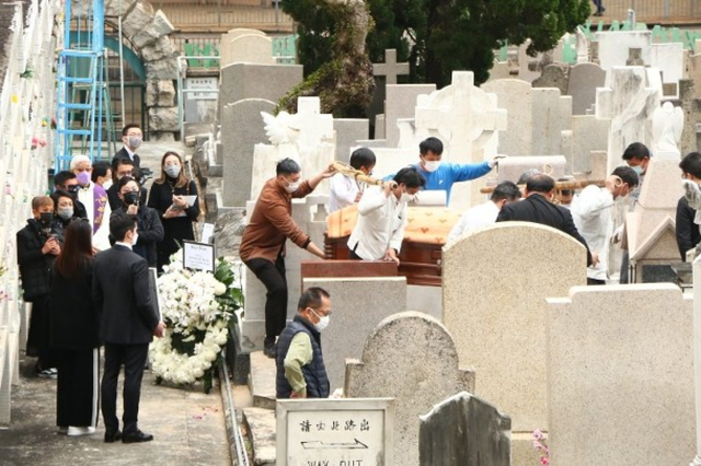 利孝和夫人低调出殡,葬于老公墓位旁边,外孙手捧遗像神情哀伤