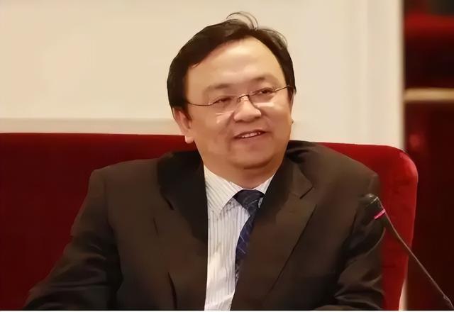 王传福：13岁丧父15岁丧母，嫂子卖嫁妆供上学，百亿身家不忘兄嫂