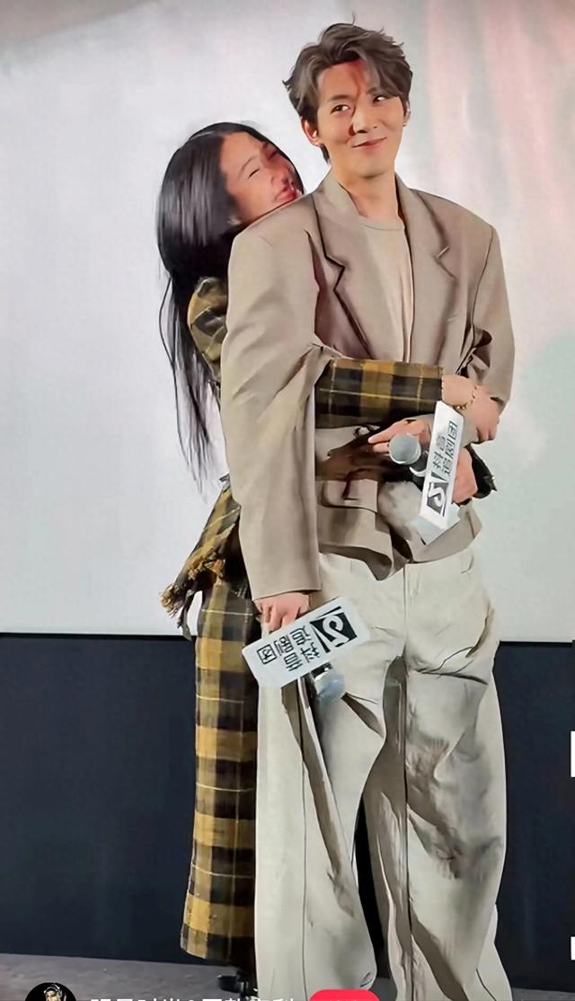 邓为叶十七来袭！帅到让你屏息！ • 理由：直接突出邓为的帅气