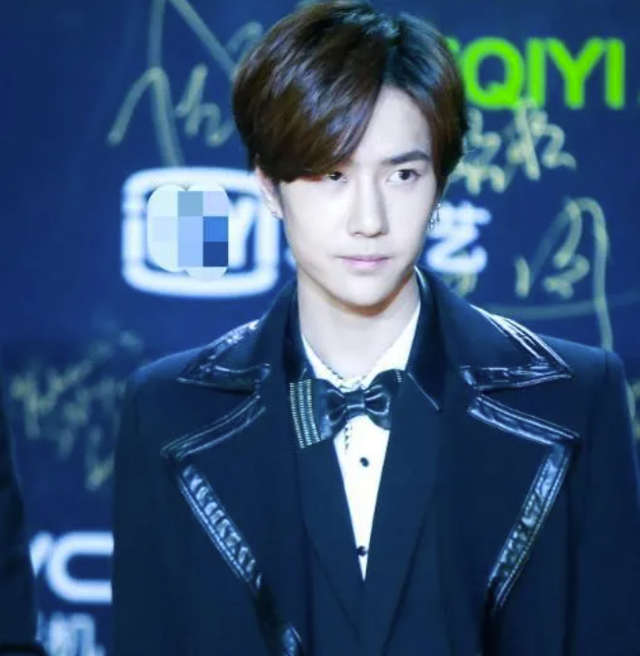 王一博曾被前经纪人黑脸翻白眼，签字现场3次回头问话被无视