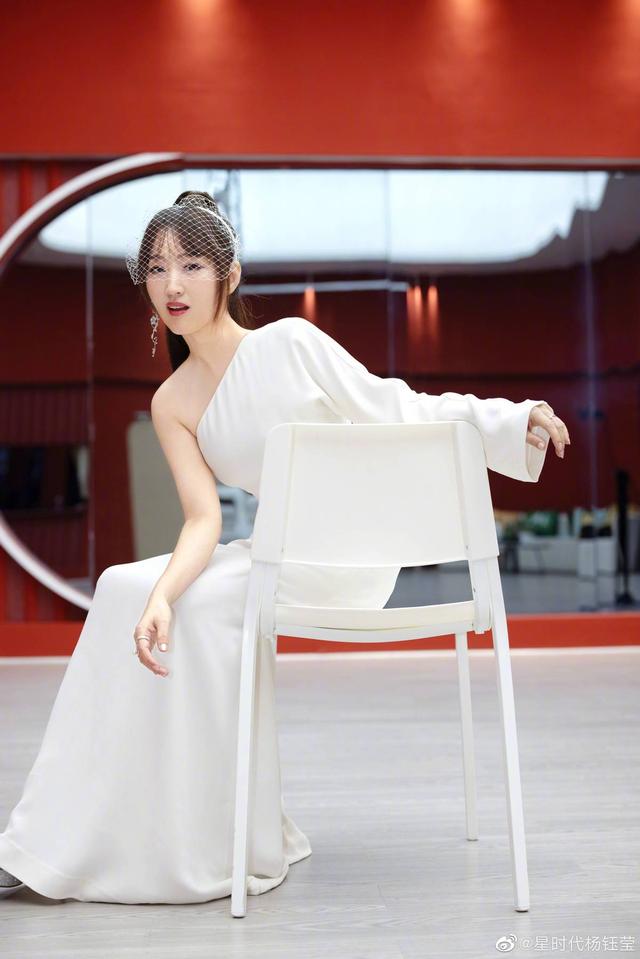 49岁杨钰莹现身商演捞金，现场简陋太嘈杂，被评一首歌唱一辈子