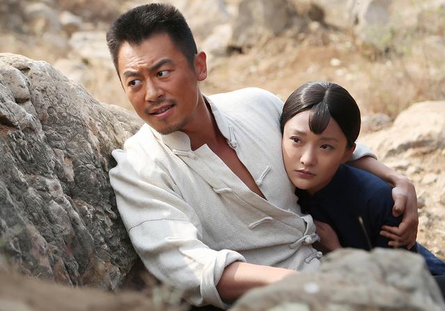 35岁朱亚文化身“老烟民”，街边吸烟气势足，抽完举动令网友惊讶