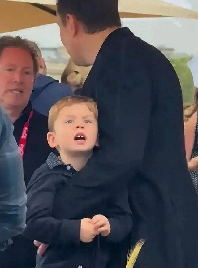 马斯克再添新丁，网红女作家阿什莉自曝喜讯，笑容神似前妻引热议