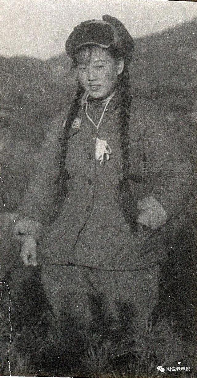 他是八一厂饰演美国人专业户，却是位传奇一生的革命军人、导演