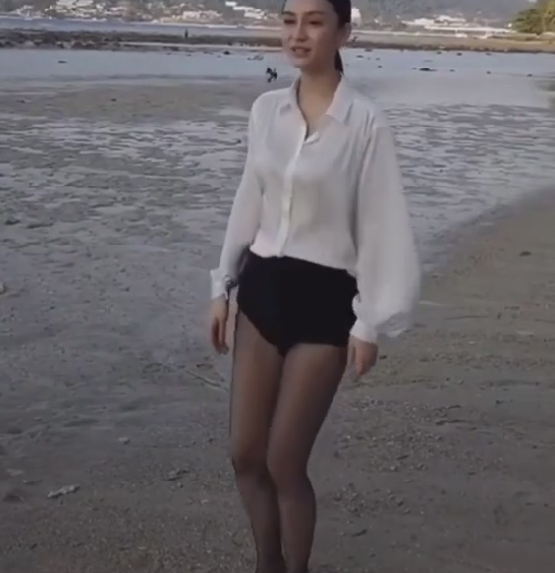 都说穿“黑丝袜”显腿细，看到baby上身效果，一般人真模仿不来