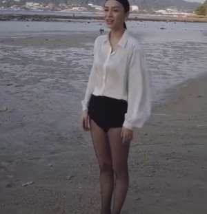 杨颖穿黑丝(都说穿“黑丝袜”显腿细，看到baby上身效果，一般人真模仿不来)