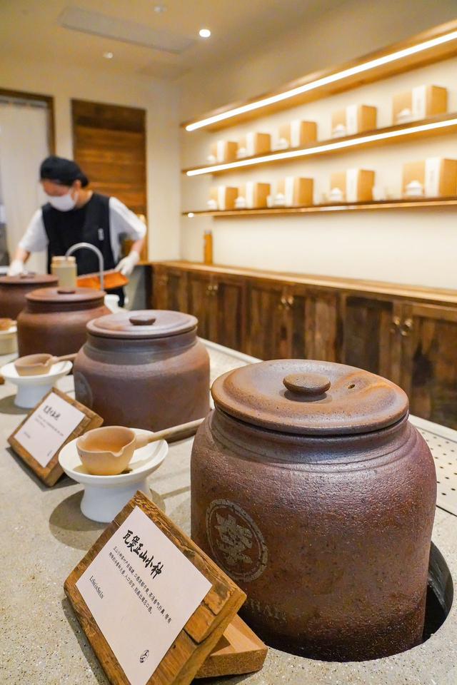 主打瓦煲奶茶，「李山山茶事」用 “古法”开了30家新中式茶馆丨早期项目
