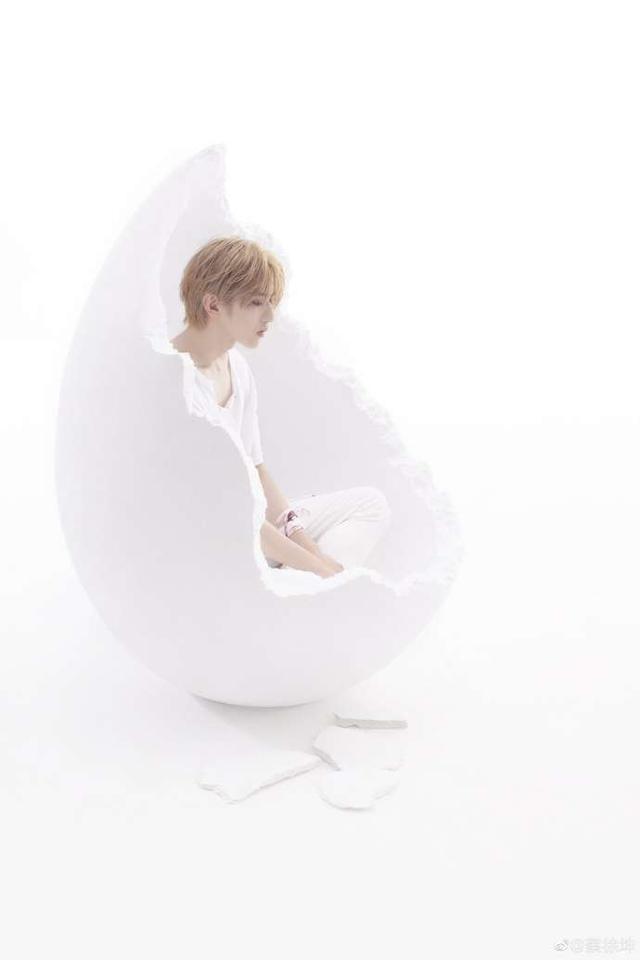 蔡徐坤首次加盟江苏卫视跨年演唱会：唱新歌还有新造型