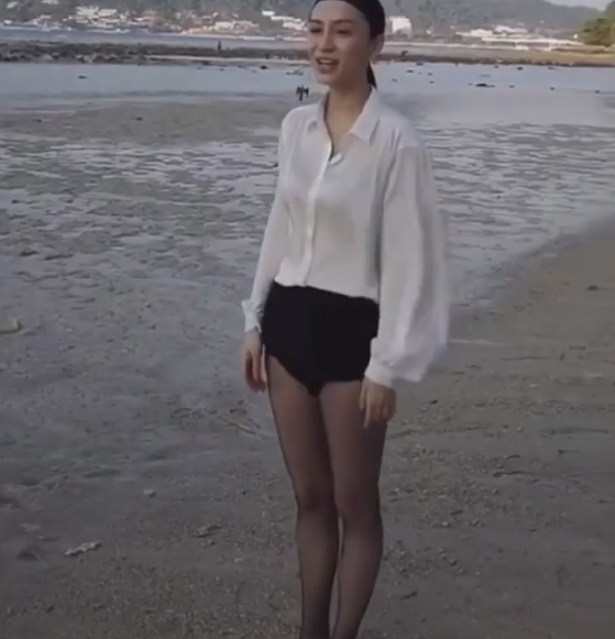 都说穿“黑丝袜”显腿细，看到baby上身效果，一般人真模仿不来