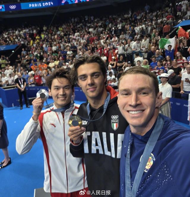 笑着站在一起！奥运领奖台上的自拍好有爱