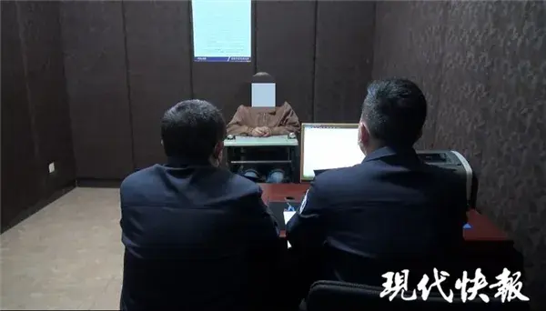 三名男子自从炸过一次粪坑后上瘾,从此一发不可收拾,还录下来日后“欣赏”