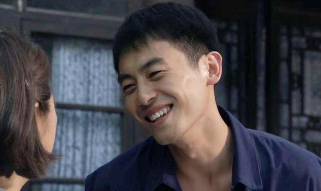 35岁朱亚文化身“老烟民”，街边吸烟气势足，抽完举动令网友惊讶