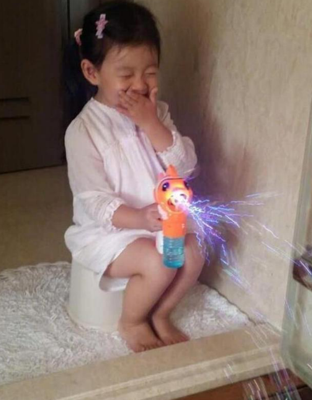 大S女儿“公主坐”引称赞，网友：气质出众，这才是真正的教养