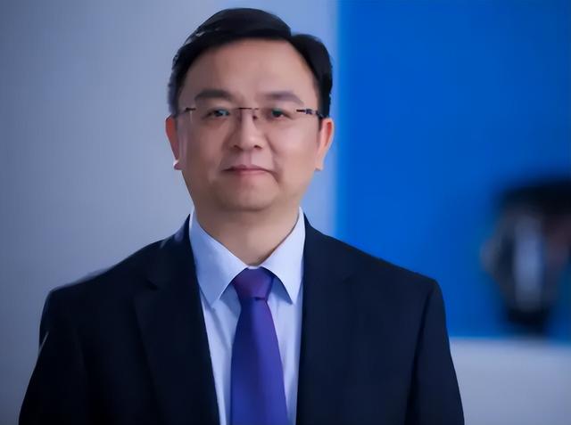 王传福：13岁丧父15岁丧母，嫂子卖嫁妆供上学，百亿身家不忘兄嫂