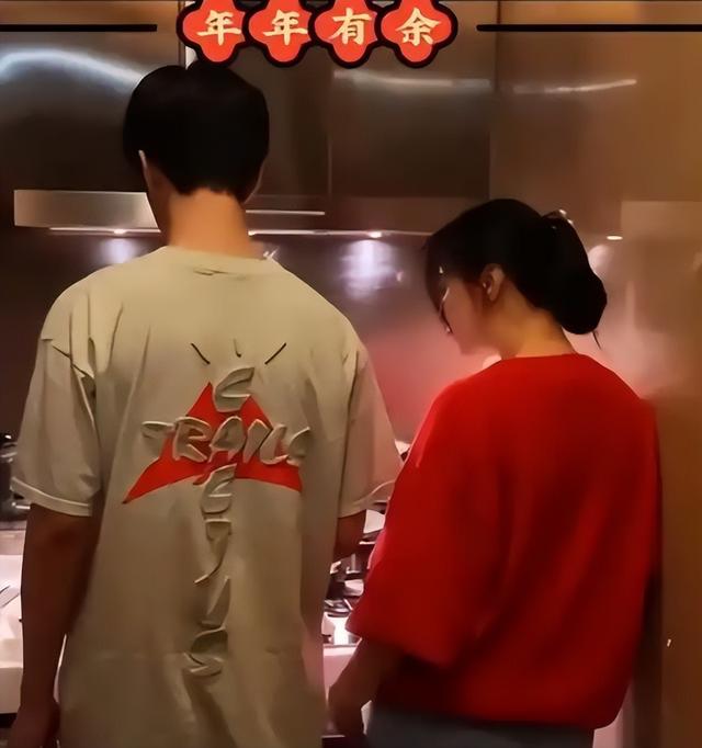 43岁范冰冰和弟弟豪宅做饭，范丞丞亲自下厨，姐弟之间的感情真好