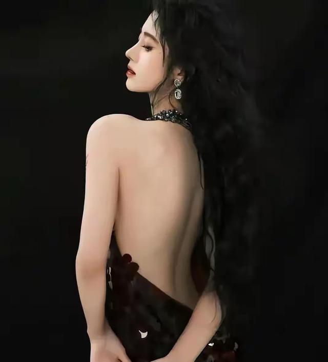 夏日热潮：鞠婧祎泳装美照引发网友狂赞！